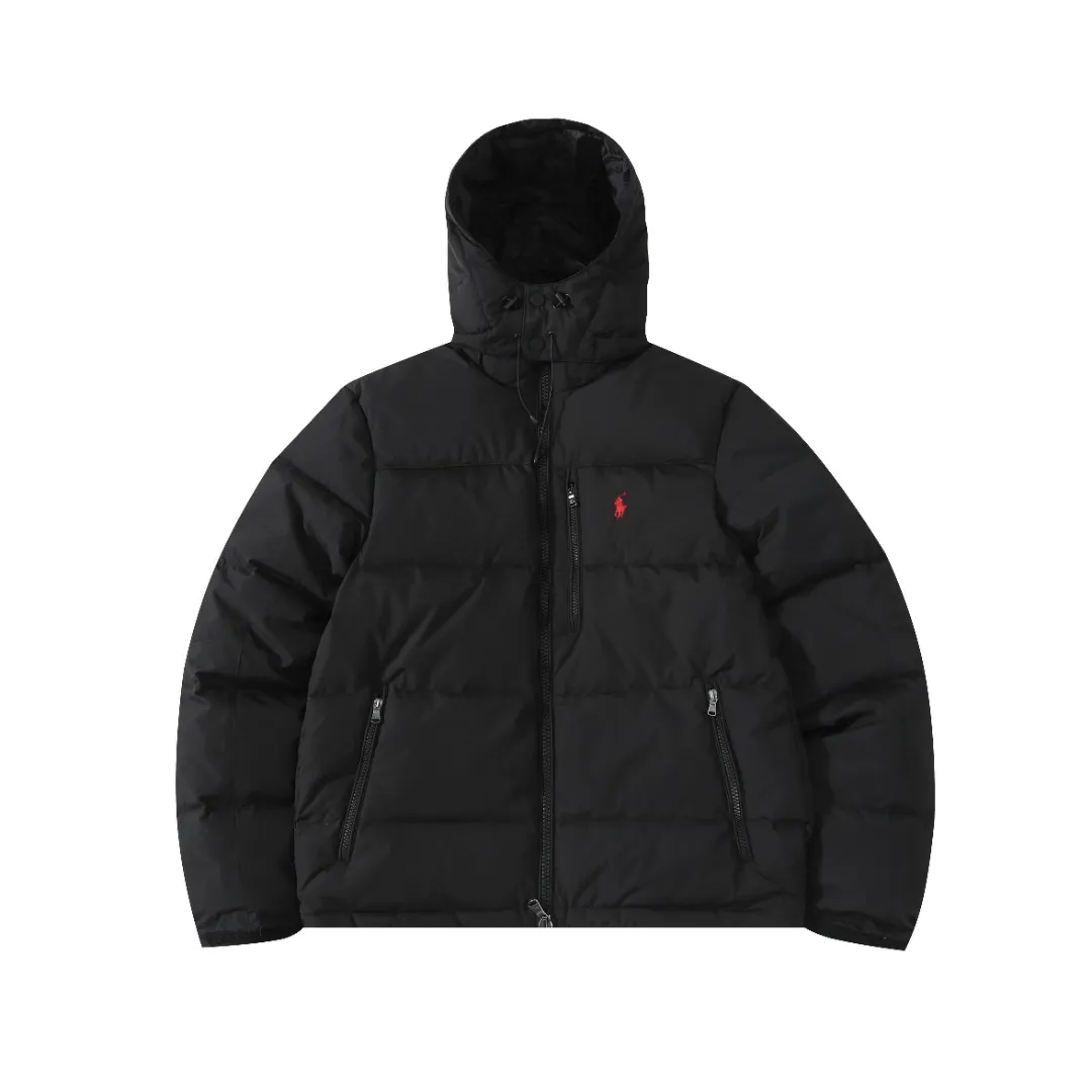 P660 #R54 Ralph Lauren/Ralph Lauren hooded down jacket (top quality, feel free to compare), using imported Barudan embroidery machine, carefully crafted with thousands of needles electric embroidery technology. Imported No. 7 needles and special embroidery thread ensure that every letter of the polo logo is full, three-dimensional and clear, creating the "most expensive embroidery logo" that can be called a work of art. Top-notch velvet core, luxurious warmth. Filled with national standard 80% high-quality white duck down, bringing excellent thermal insulation performance. At the same time, it is lightweight and can quickly regain its fluffiness after compression, bringing you a warm embrace without burden and resisting the harsh winter. Technical fabrics, no fear of wind and snow •Long-lasting fluffy and shape-retaining: High-quality filling ensures that the down jacket is not easy to stiffen and keeps you warm for a long time. •Strict anti-velvet technology: Using 400T gall fabric with pinhole retraction technology, it fundamentally eliminates the phenomenon of velvet leakage and makes wearing more secure. •All-round protective experience: Windproof and waterproof matte fabric, combined with an adjustable hem with a built-in drawstring buckle, can effectively lock in temperature and cold, and cope with changeable weather. Perfect details, creating a classic •Original electroplated YK zipper, smooth and durable, with brand texture highlighted in every detail. •Detachable hood design, one garment can be worn multiple times to meet different occasions and outfit needs. •Original hangtag and washed label, quality guaranteed. Five colors come together for couples to enjoy together: black is cool, beige is gentle, navy is calm, khaki is retro, and green is fresh. Available in five colors, the same style for men and women, it can be worn perfectly as a couple's outfit or a personalized item, becoming an indispensable fashion equipment on the streets in winter. Color: black, khaki, navy blue, army green, beige Size: S M L 66 67